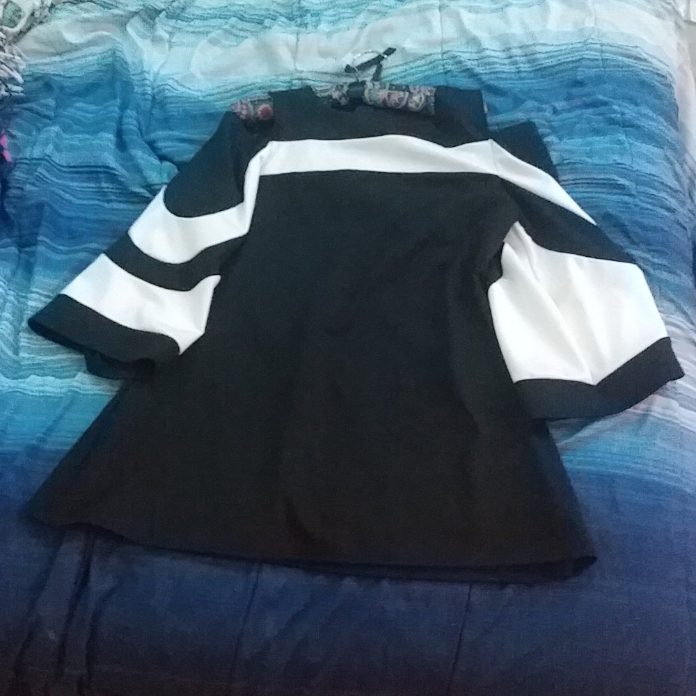 Shouderless black and white top